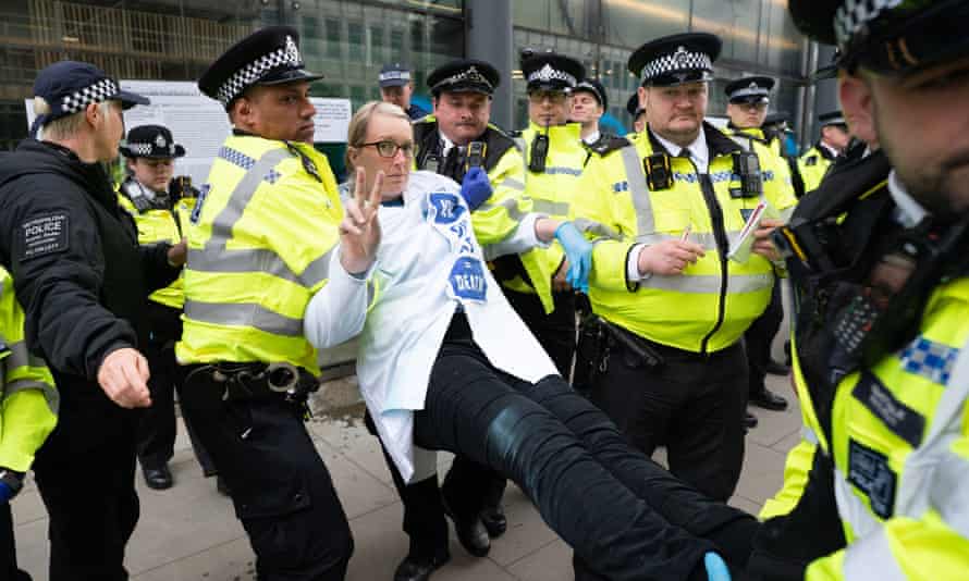 Emma Smart fue una de las muchas manifestantes arrestadas frente al Departamento de Negocios de Londres el miércoles. Todavía está detenida por la policía.
