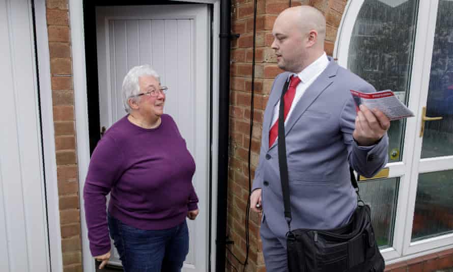 Adrian Hughes habla con un residente