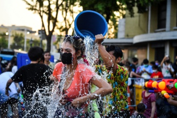Los turistas tienen prohibido salpicar AGUA en los puntos de acceso de vacaciones y usted podría ser encarcelado