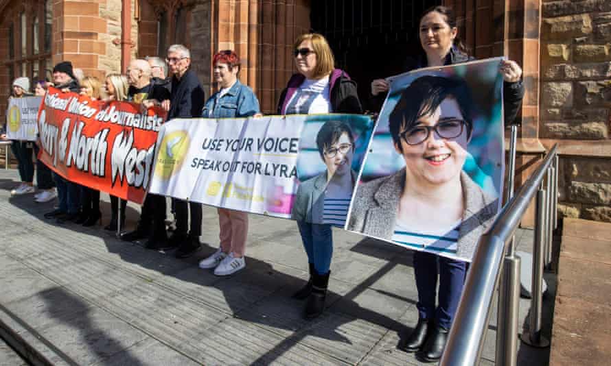 Las hermanas de Lyra McKee con amigos y miembros de NUJ en el Guildhall de Derry.