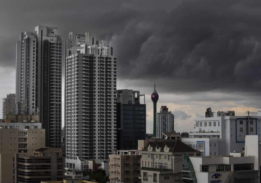 Nubes de tormenta se acumulan sobre Colombo, Sri Lanka.