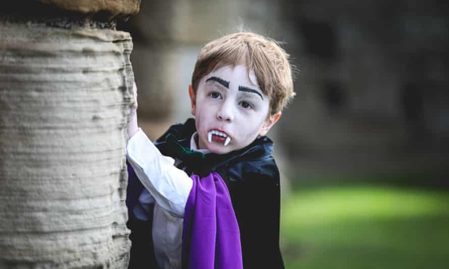 Un niño disfrazado de vampiro.