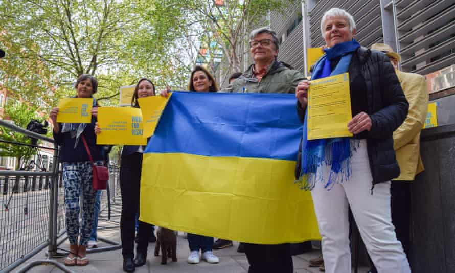 Un grupo de posibles anfitriones, patrocinadores y simpatizantes de los refugiados se reúne frente al Ministerio del Interior para exigir que el gobierno del Reino Unido acelere el proceso de visa para los refugiados ucranianos.