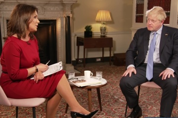 Sin lujos, Susanna hace que Boris se retuerza mientras lo interroga sobre el costo de vida