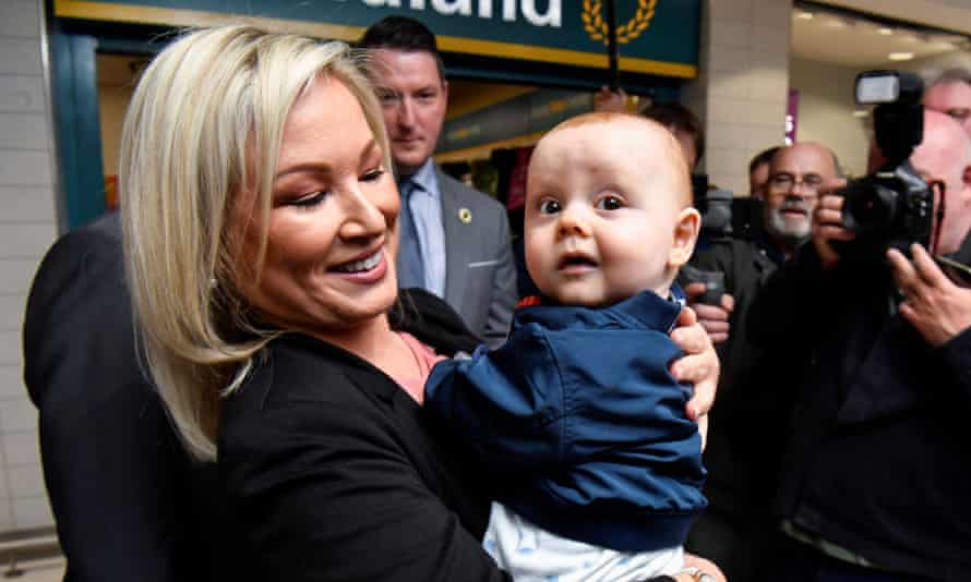 Michelle O'Neill sostiene a un niño durante una conferencia de prensa a principios de esta semana.