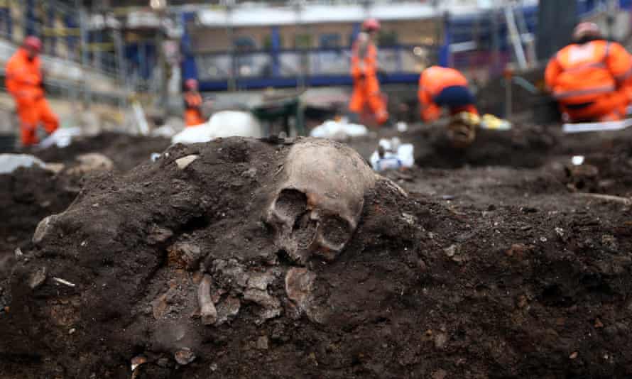 Se descubre un cráneo en el cementerio de Bedlam, donde se cree que más de 20.000 londinenses fueron enterrados entre 1569 y 1738, marzo de 2015.