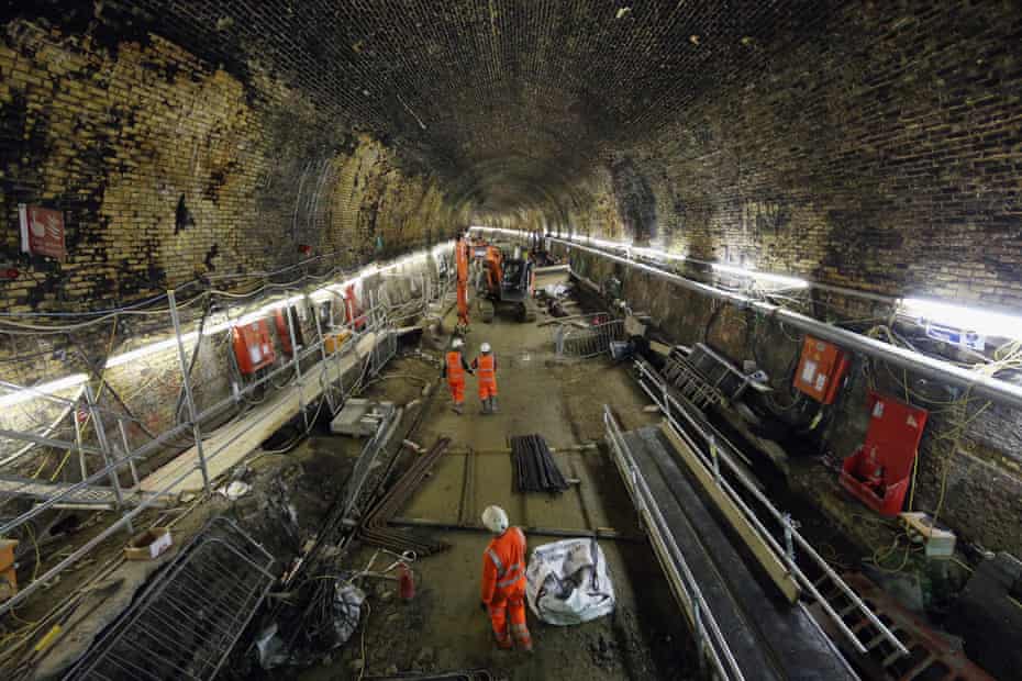Los trabajadores de Crossrail refuerzan, profundizan y ensanchan el túnel Connaught para dar cabida a nuevos trenes el 24 de abril de 2013 en Londres, Inglaterra. Este túnel Connaught de 550 metros se construyó en 1878 y los pasajeros no lo utilizan desde diciembre de 2006.