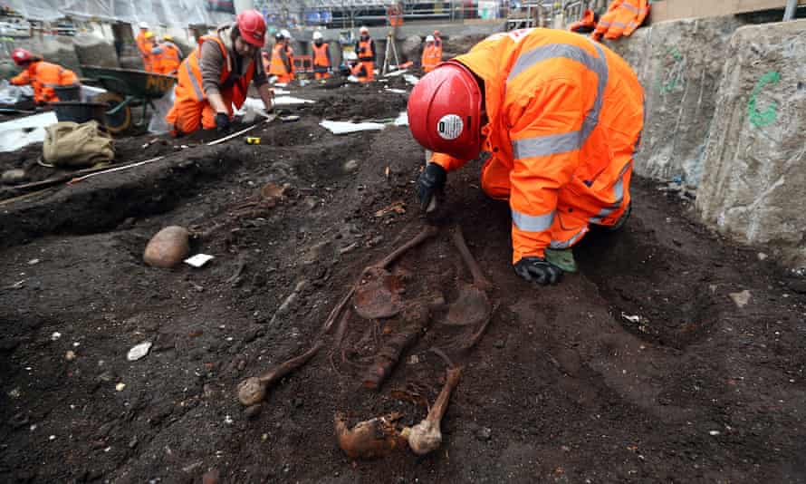 Un arqueólogo del Museo de Arqueología de Londres trabaja en Bedlam Cemetery