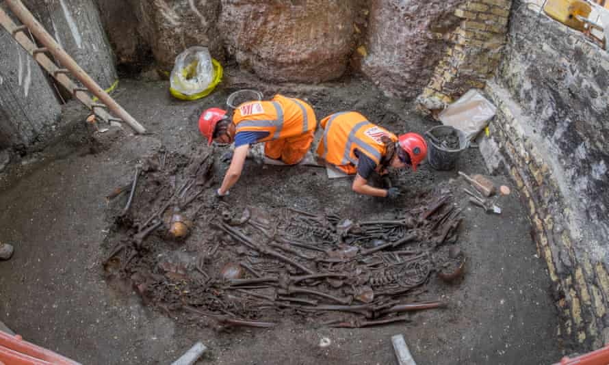 Debajo de la futura taquilla de Broadgate, las arqueólogas (LR) Alexandra Stevenson y Alice Marconi desentierran un pozo de peste del siglo XVII.