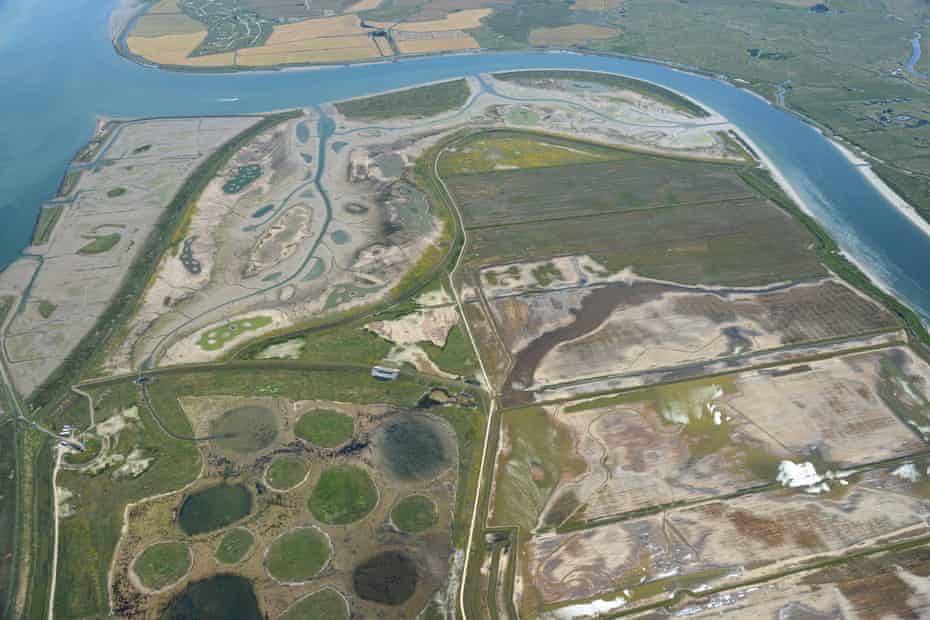 Imagen aérea de la reserva natural de la isla RSPB Wallasea durante la marea baja, Essex, julio de 2019