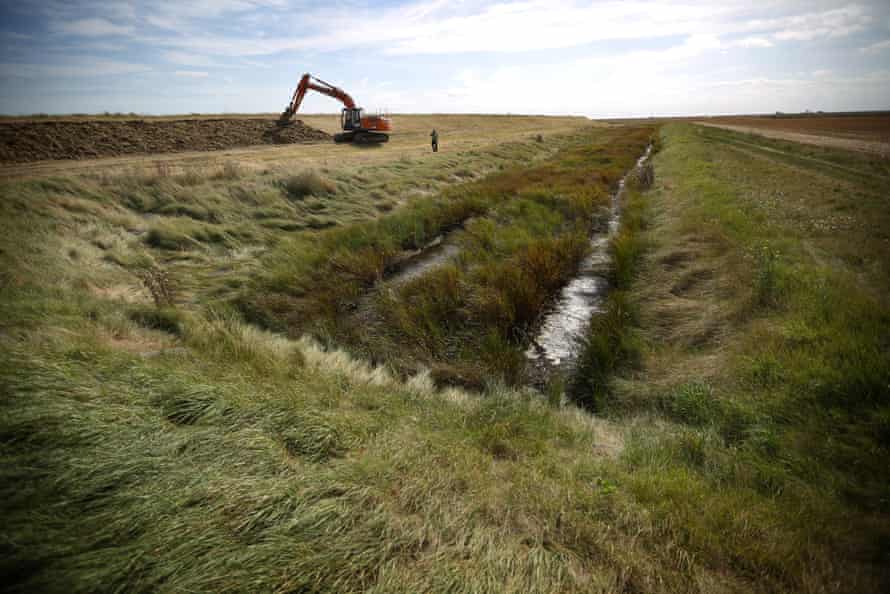 Una excavadora hace ajustes a un dique en el extremo este de la isla de Wallasea el 17 de septiembre de 2012 cerca de Rochford, Inglaterra.
