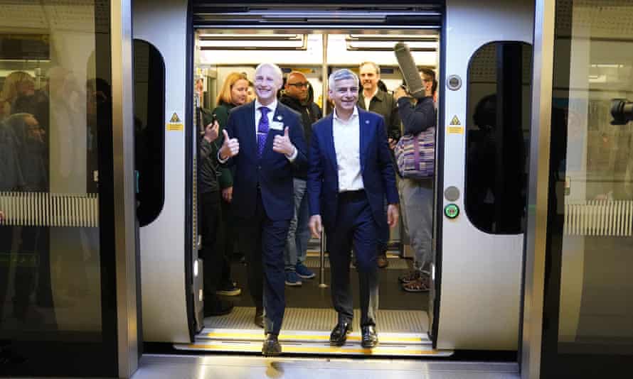 El alcalde de Londres, Sadiq Khan (derecha) y el comisionado de Transport for London (TfL), Andy Byford, desembarcan el primer tren de la línea Elizabeth para transportar pasajeros en la estación de Farringdon.