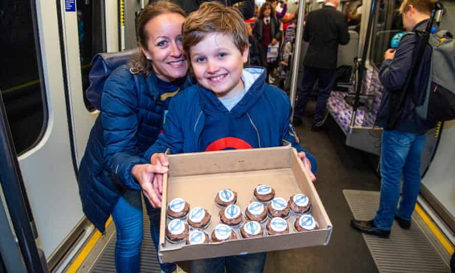 Agnes y Sawyer Sarkadi-Smith y sus pasteles para la gama Elizabeth.