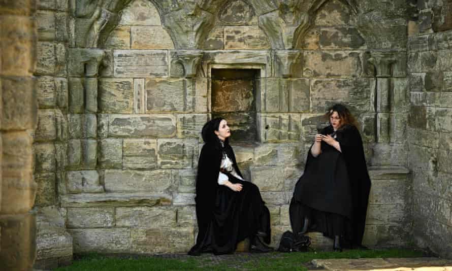 Dos mujeres disfrazadas de vampiros sentadas bajo las arcadas de la Abadía