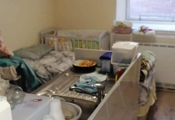 Una estufa, un fregadero, una cama y una cuna a menudo se amontonan en una habitación pequeña.