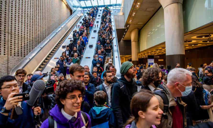 Las multitudes descienden por las escaleras mecánicas en Paddington cuando la línea Elizabeth abrió esta mañana.
