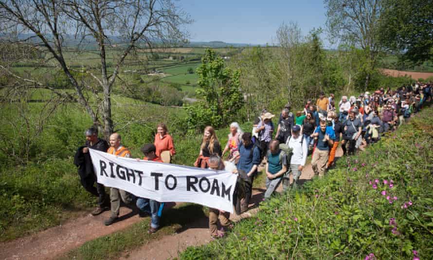 Manifestantes marchando por las tierras del Duque de Somerset.