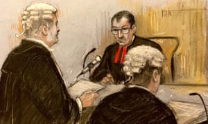 Boceto del artista de la corte por Elizabeth Cook de (de izquierda a derecha) Hugh Tomlinson QC, en representación de Rebekah Vardy, el juez Warby y David Sherborne, en representación de Coleen Rooney, en las Cortes Reales de Justicia.
