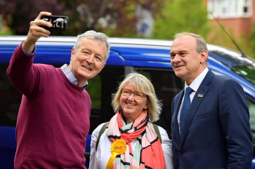 El líder de Lib Dem, Ed Davey (derecha), posando para una foto después de emitir su voto en Londres.