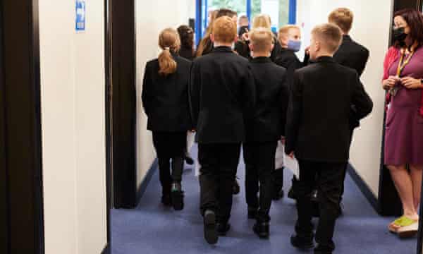 Primer día de curso para alumnos de Year 7 en Wales High School cerca de Rotherham en 2021.