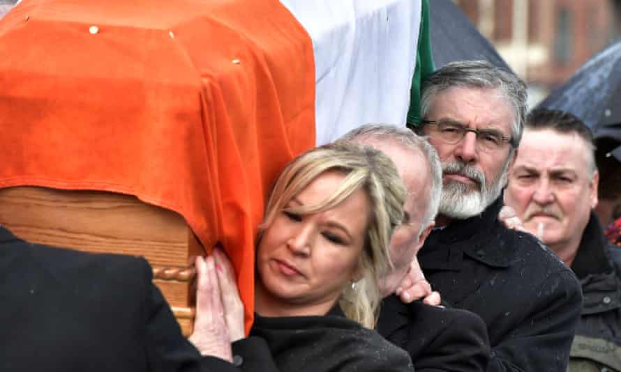 Michelle O'Neill ayuda a llevar el ataúd de Martin McGuinness en Derry en 2017