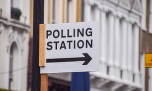 Un cartel de mesa electoral en Londres antes de las elecciones locales de esta semana.