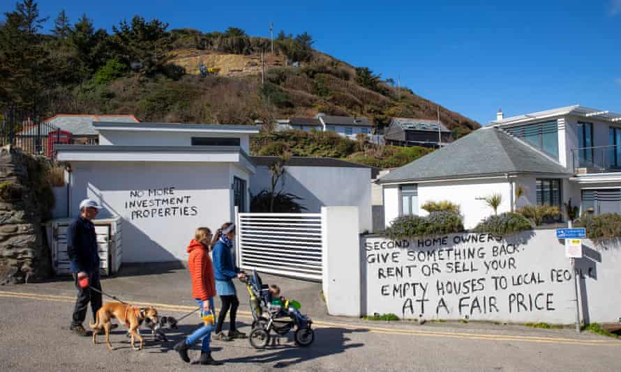 Graffiti pintado en las paredes de una propiedad en St Agnes, Cornwall protestando por la propiedad de una segunda vivienda en el condado.