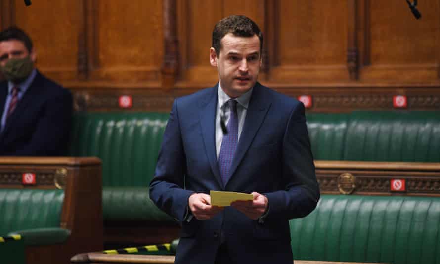 Paul Holmes, el parlamentario de Eastleigh en Hampshire, renunció como ayudante de Priti Patel por una 
