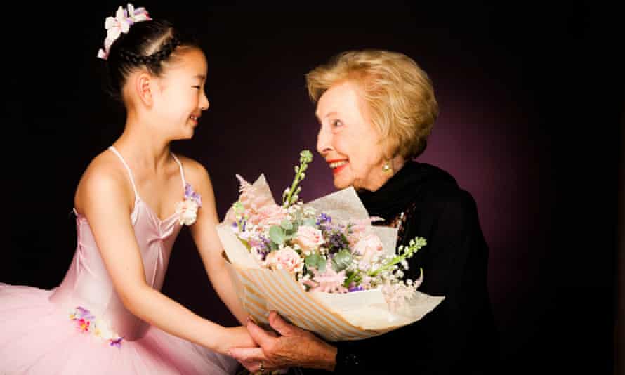Angela Redgrave, de 104 años, recibe un ramo de flores de una joven bailarina