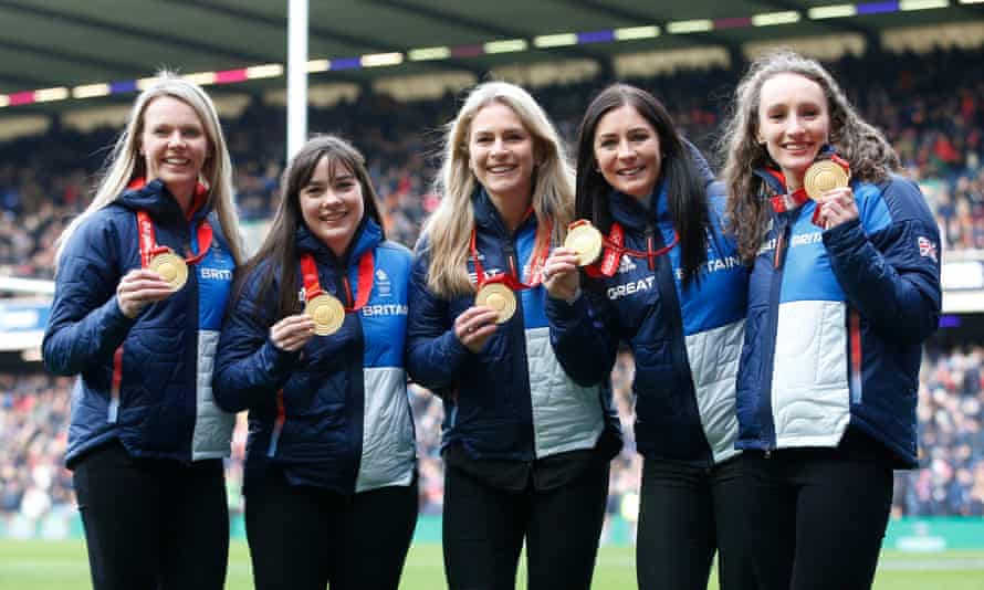Las bigudíes británicas Mili Smith, Hailey Duff, Jennifer Dodds, Vicky Wright y Eve Muirhead con sus medallas olímpicas