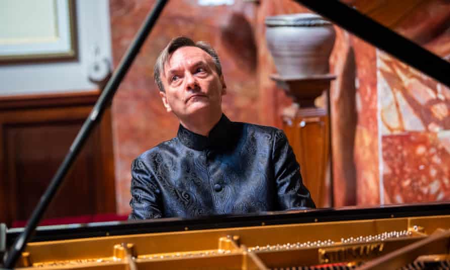 Stephen Hough al piano