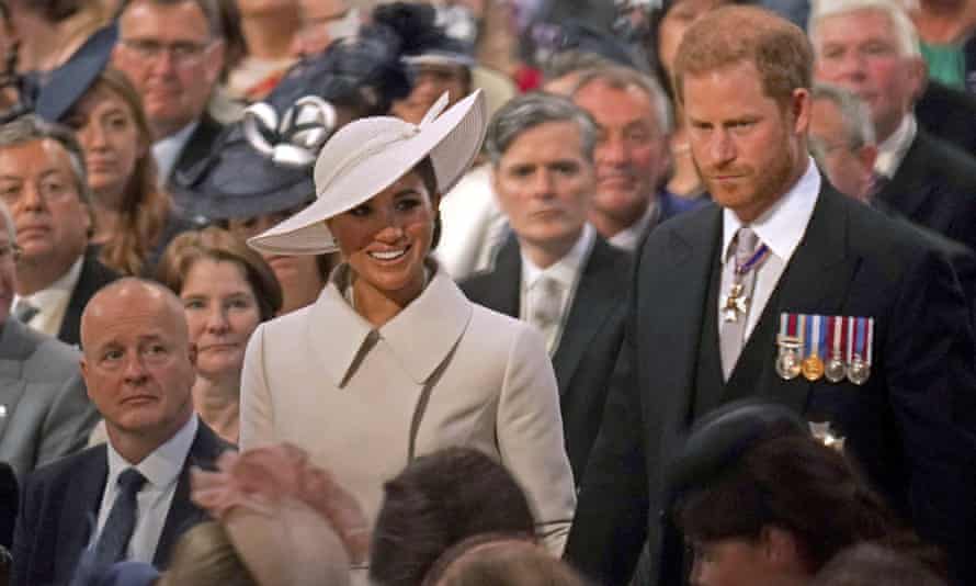 El príncipe Harry y Meghan, duquesa de Sussex, caminan hacia sus asientos en la Catedral de St. Paul