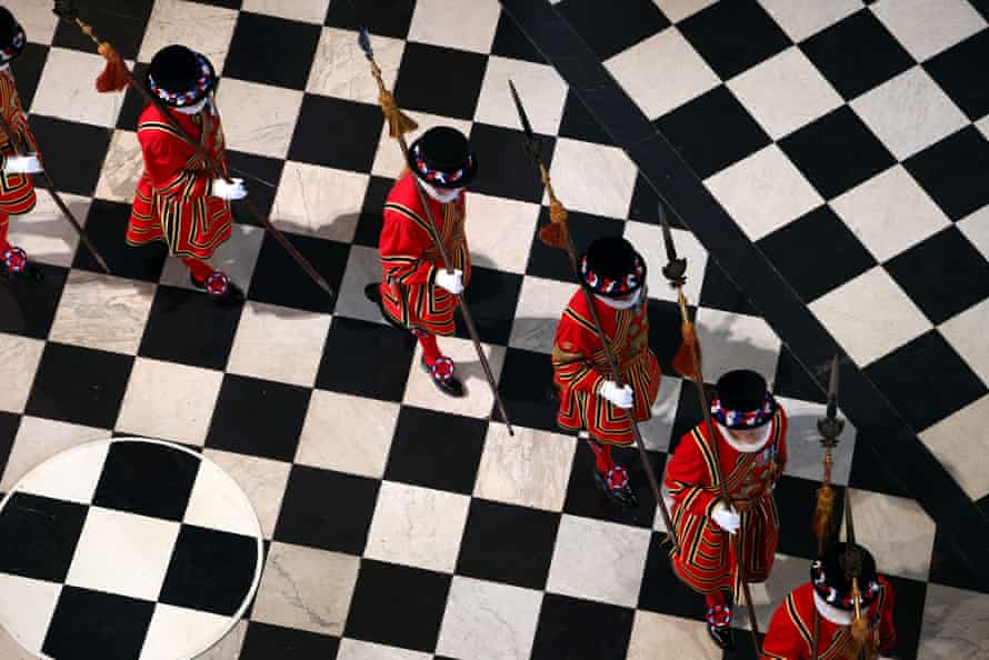 Los Yeomen Guardians, conocidos como los Beefeaters, desfilan al servicio de acción de gracias