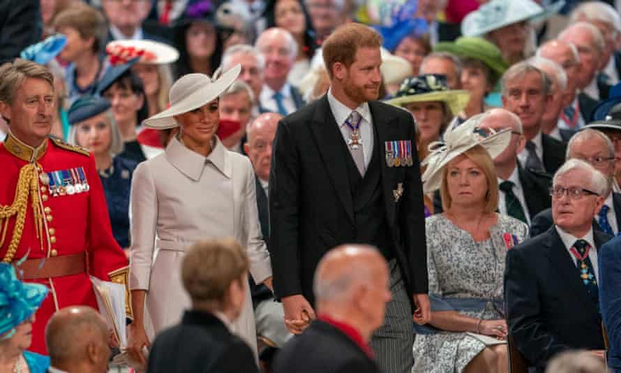 El duque y la duquesa de Sussex al servicio de acción de gracias de la Reina.