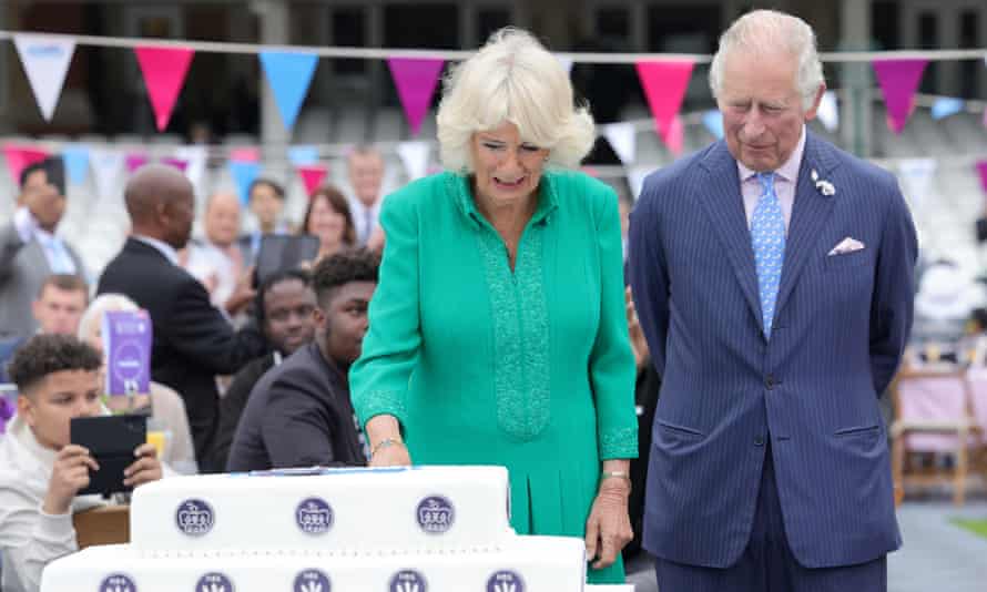 Camilla y Charles asisten al gran almuerzo de jubileo en el Ring.