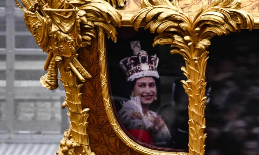 Aparece un holograma de la Reina en el automóvil estatal.