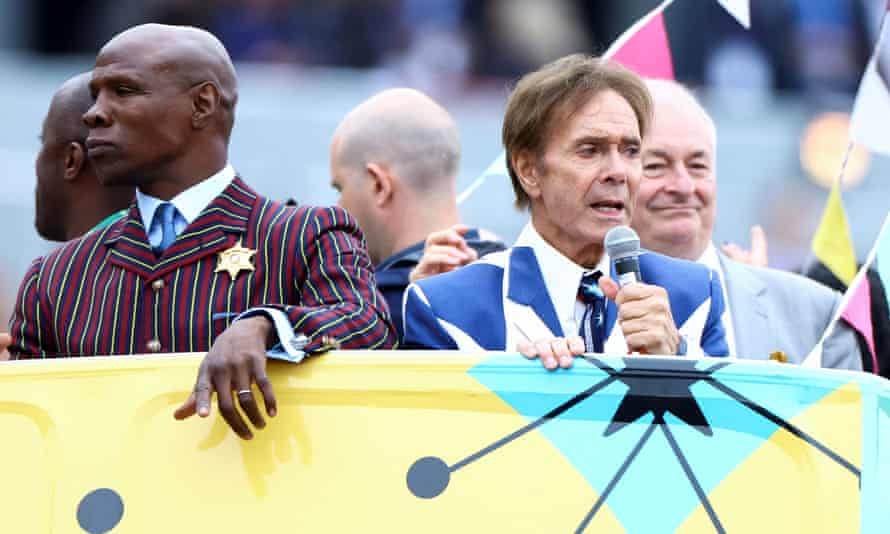 Chris Eubank y Sir Cliff Richard se encontraban entre las celebridades a bordo de los autobuses descapotables.