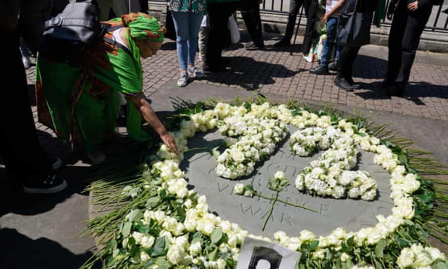 La gente coloca rosas en memoria de las víctimas de Grenfell en la Abadía de Westminster