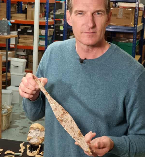 Dan Snow con punta de lanza descubierta en excavaciones HS2