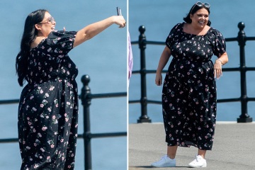 Scarlett Moffatt aturde con un vestido floral mientras filma el programa de la escuela de manejo