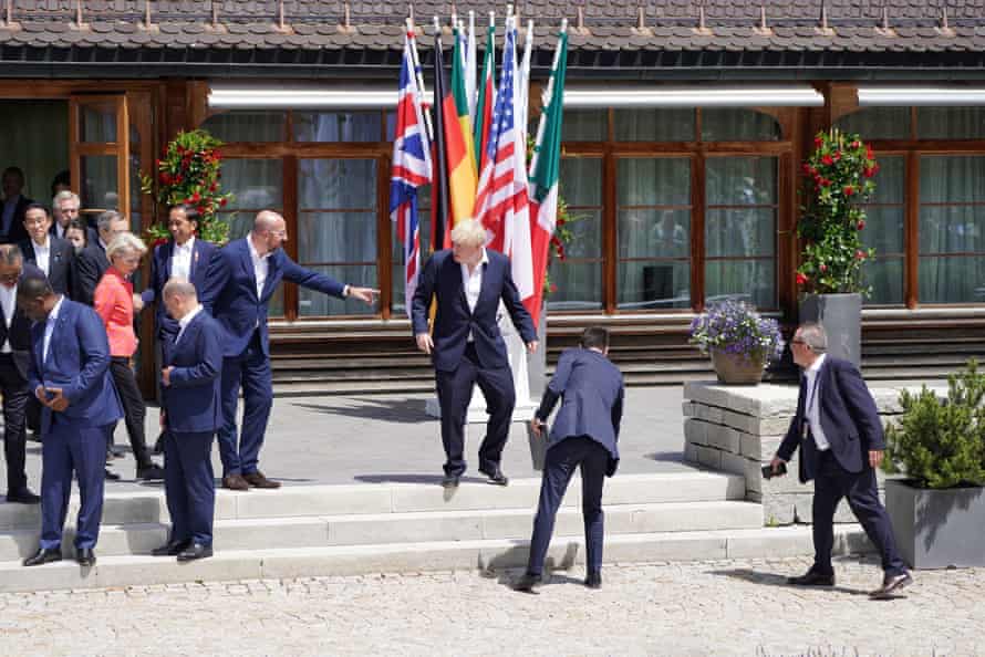 Charles Michel, presidente del Consejo Europeo, dirigiendo a Boris Johnson a su lugar para la foto de familia extendida de los líderes del G7 y de los países socios en la cumbre del G7 en Schloss Elmau hoy.