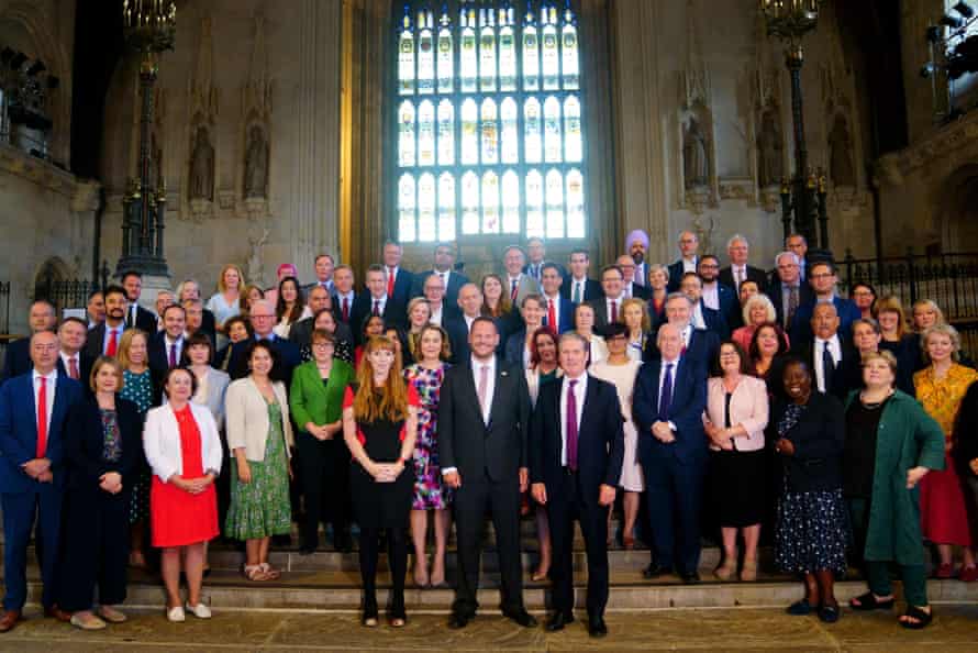 Simon Lightwood, le nouveau député travailliste de Wakefield, postant pour une photo aux côtés de Keir Starmer, Angela Rayner et d'autres députés travaillistes à Westminster Hall après son arrivée à la Chambre des communes aujourd'hui.