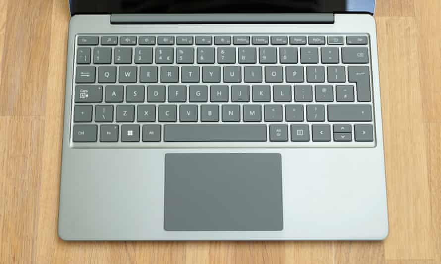 El teclado y el trackpad de Surface Laptop Go 2.