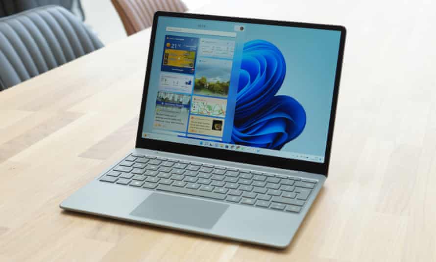 Surface Laptop Go 2 mostrando el nuevo panel de widgets en Windows 11.