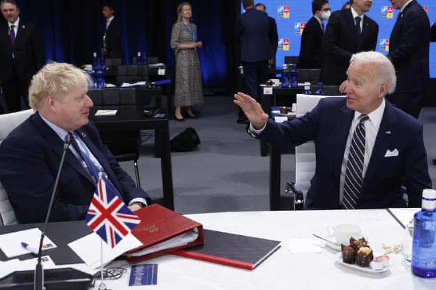 Boris Johnson con Joe Biden (derecha) en la cumbre de la OTAN en Madrid esta mañana.
