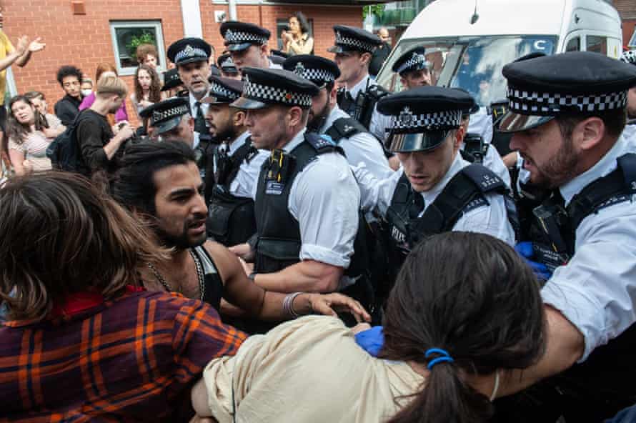 La policía retiene a los activistas que intentan impedir que una furgoneta de inmigración transporte a un preso.