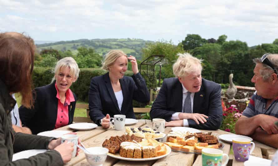 Boris Johnson se reúne con los votantes en el Royal Cornwall Show.