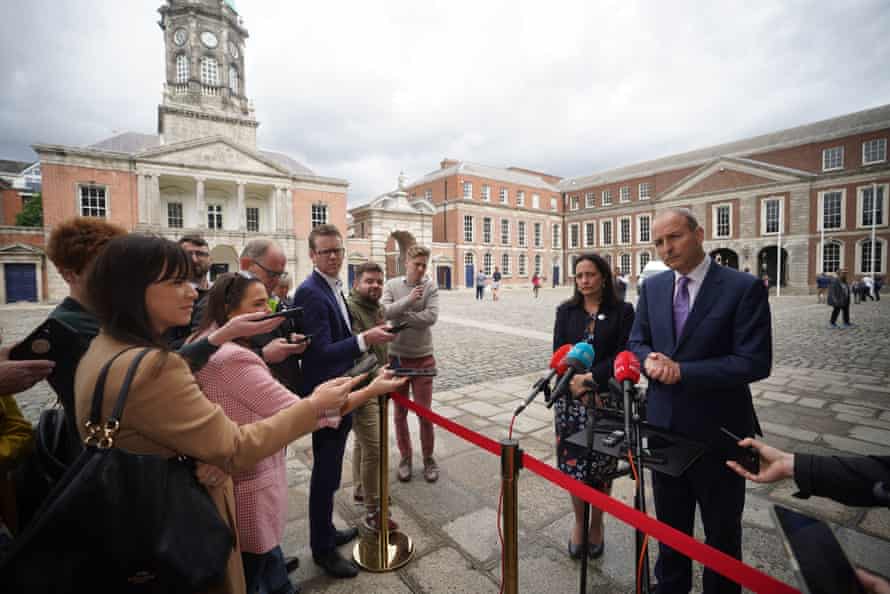 Micheál Martin hablando hoy con los medios en Dublín.