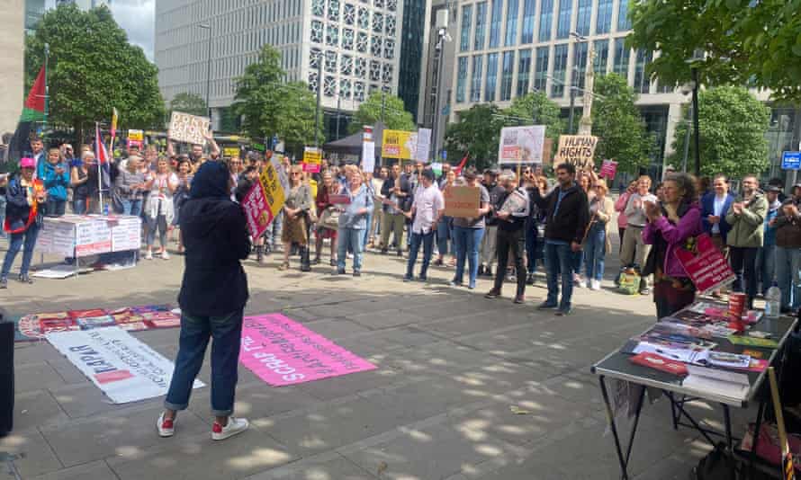 Los oradores expresan su oposición al plan del gobierno para los refugiados antes de la marcha en Manchester.