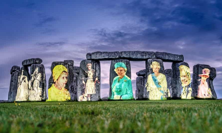 Las imágenes de la Reina se proyectan en Stonehenge